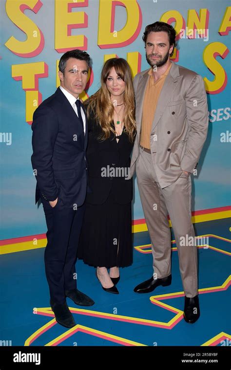 Chris Messina Kaley Cuoco Und Tom Bateman Bei Der Premiere Der Peacock