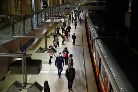 Metro w Warszawie Co ze stacjami Plac Konstytucji i Muranów