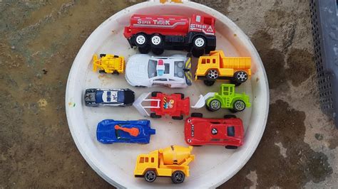 Membersihkan Mainan Berlumpur Truck Molen Mobil Balap Hot Wheels