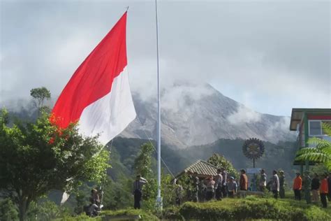 Bendera Merah Putih Raksasa Berkibar Di Bukit Klangon Berjarak