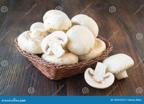 Funghi Prataioli Freschi In Un Canestro Su Un Fondo Di Legno Immagine