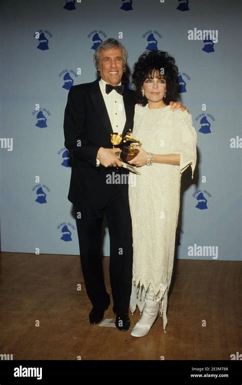 Burt bacharach carole bayer sager hi-res stock photography and images - Alamy