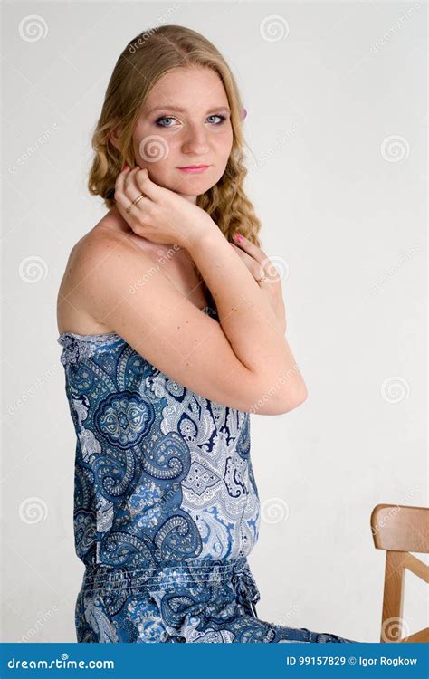 Belle Blonde Romantique De Fille Dans La Robe D été Avec La Fleur D orchidée Image stock Image