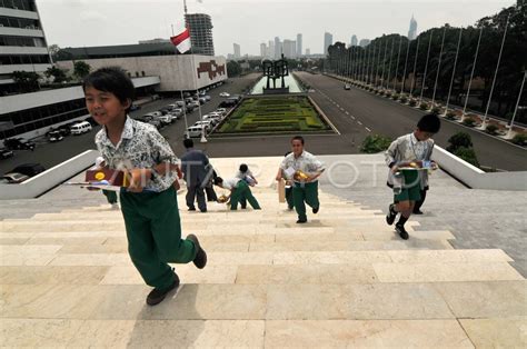 KUNJUNGAN KE GEDUNG DPR ANTARA Foto