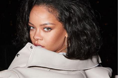 Rihanna Posa Sexy Para Falar De Nova Cole O De Grife Ofuxico