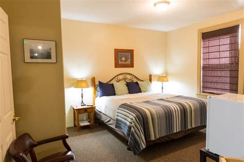 Room 206 – King $140 - Hotel Cathlamet