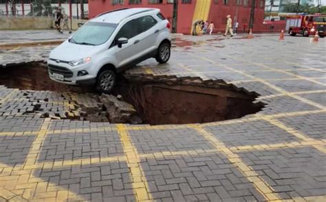 Cratera se abre em rua e quase engole carro em Maringá veja Ivan