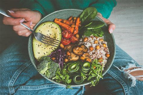 食物金字塔为素食主义者的在白色背景上孤立图片 包图网企业站