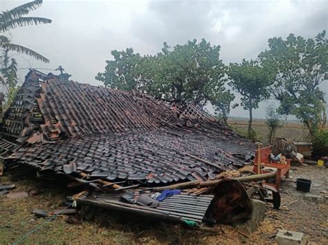 4 Rumah Di Grobogan Roboh Akibat Diterjang Angin Puting Beliung