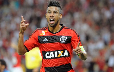 Léo Moura desencanta Flamengo vence o Santos e se afasta do Z 4