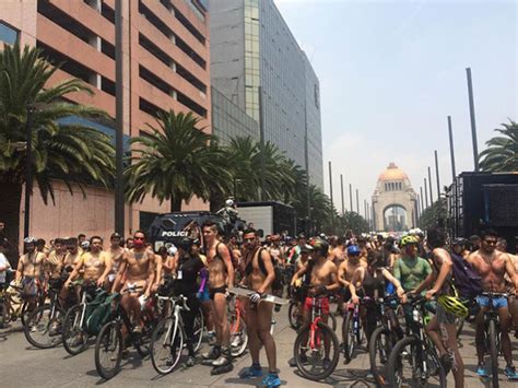 Ciclistas Desnudos Pedalean Por Calles Del Distrito Federal