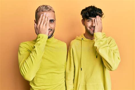 Homosexual Gay Pareja De Pie Juntos Usando Ropa Amarilla Cubriendo Un