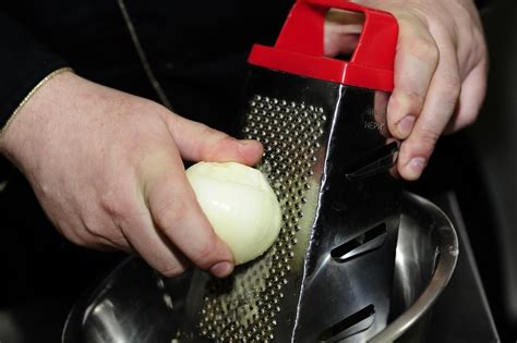 Как измельчить лук без мясорубки и блендера