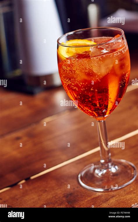 Aperol Im Glas Stockfotos Und Bilder Kaufen Alamy