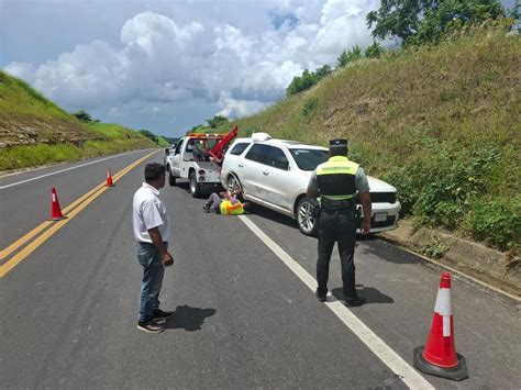 Vuelca camioneta de ayudantía del gobernador en Tihuatlán Veracruz