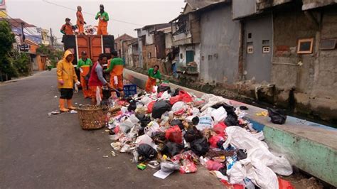 Minimnya Tempat Pembuangan Warga Warakas Buang Sampah Di Tepi Jalan