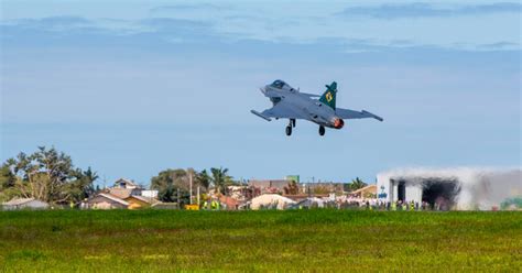 Novo Ca A Gripen E Da Fab Faz Seu Primeiro Voo No Brasil