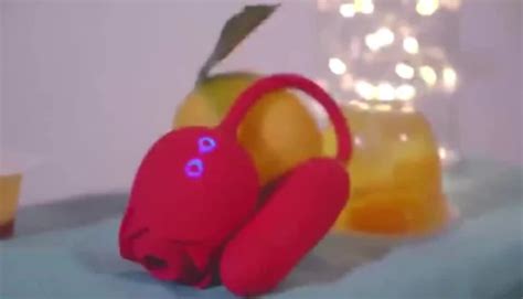 New Clitoral Sucking Rose Petal Shaped Silicone Dildo Licking Suction Tongue Up And Down