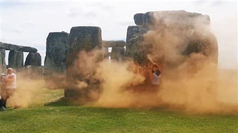 Activistas ecologistas rocían con pintura naranja el monumento