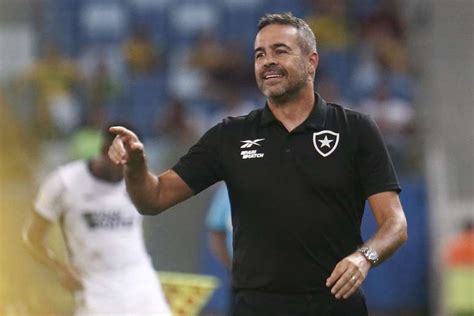 Artur Jorge destaca o coletivo do Botafogo na vitória diante do Cuiabá