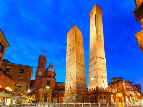 Le Due Torri Di Bologna Rischiano Di Crollare CUENEWS