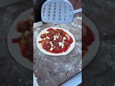 Deliciosa y auténtica pizza de salame descubre cómo se llama esta