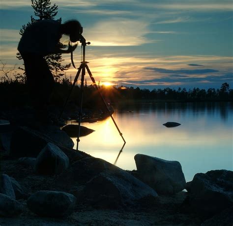 Vista Lateral De Um Homem De Silhueta Fotografando Na Margem Do Lago Ao