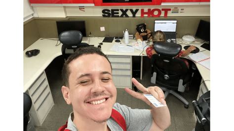 Sexy Hot ele é quem decide qual filme passa no canal adulto