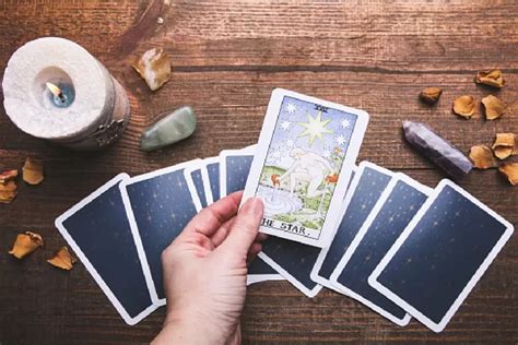 Intropeksi Diri Berikut Ramalan Kartu Tarot Rabu Februari