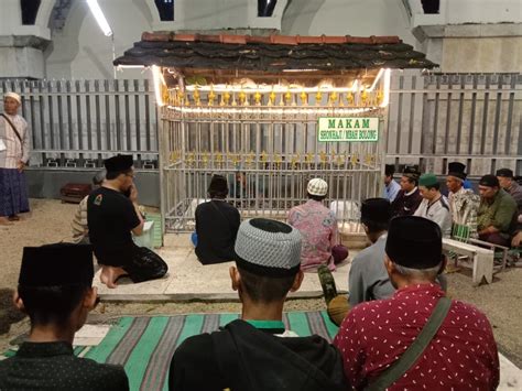 Galeri Foto: Suasana Syahdu Malam Lailatul Qadar di Makam Sunan Ampel ...