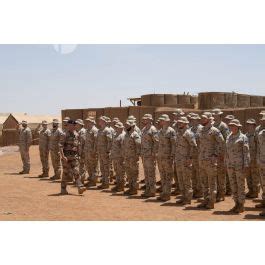 ImagesDéfense Le colonel Jean François Calvez passe en revue les