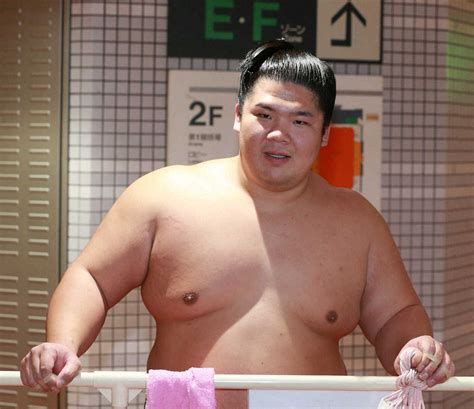 ＜大相撲春場所8日目＞勝ち越しを決めインタビューを受ける宇良 （撮影・奥 調） ― スポニチ Sponichi Annex スポーツ