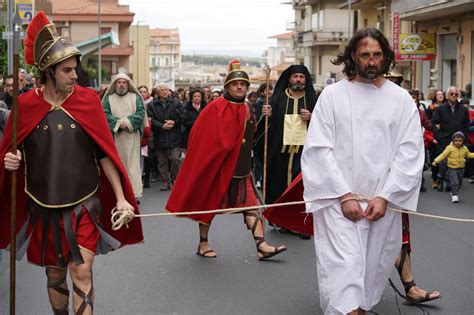 Una Folla Per La Via Crucis Al Sacro Cuore