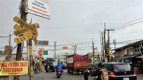 Perlintasan Rel Kereta Di Jalan Dewi Sartika Depok Ditutup Rekayasa