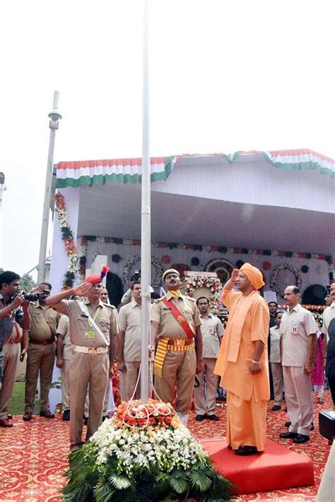 सीएम योगी आदित्यनाथ ने फहराया झंडा प्रदेशवासियों को 72वें स्वतंत्रता