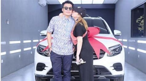 6 Artis Beri Hadiah Mobil Mewah Untuk Istri Harganya Mencapai Miliaran