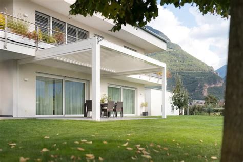 Terrassenüberdachung mit Lamellen als hochwertige Pergola