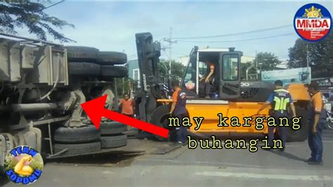 Tumagilid Na Truck Na May Kargang Buhangin Sa Batasan Fillinvest Rd