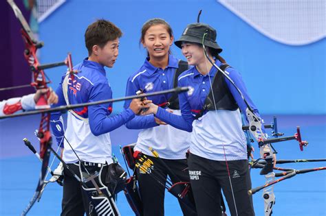 杭州亞運射箭項目6日進行女子反曲弓團體賽，台灣女將雷千瑩（左）、邱意晴（中）、彭家楙（右）不敵對手，止步8強。中央社記者裴禛攝 112年10月