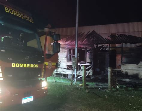 Casa Pega Fogo No Bairro Monte Claro Em Vacaria