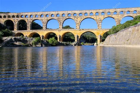 Acueducto Pont Du Gard Reflejado En El R O Gardon Al Sur De Francia