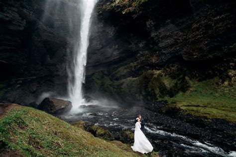 Boda En Islandia De Destino Cerca De La Cascada De Kvernufoss La