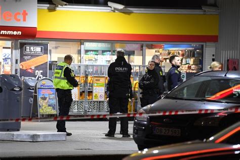 Politi Massivt Til Stede Knivstikkeri Ved Shell Ekstra Bladet