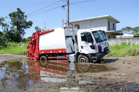 Caminh O Da Coleta De Lixo Fica Atolado Em Rua No Nereidas