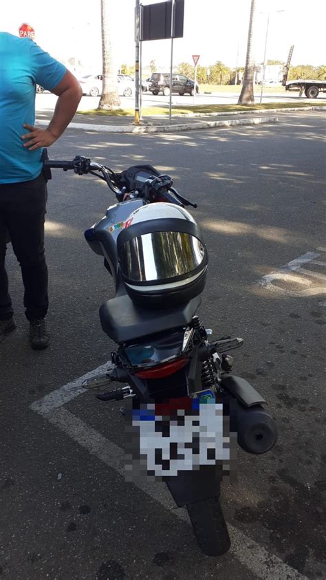 Pol Cia Civil Prende Motociclista Droga Ap S Empinar Moto Na Frente