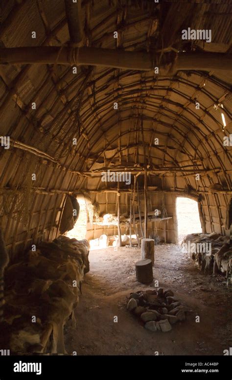 Inside an Algonquin longhouse in Jamestown's Algonquin reconstruction ...