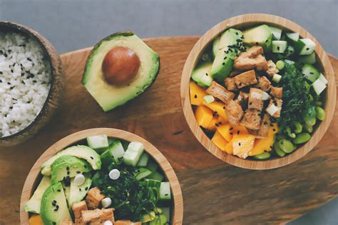 Vegan Sushi Bowl Uit De Stoomoven Met Avocado Mango En Geroosterde