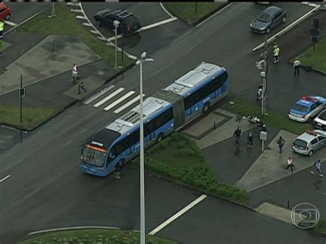 Vídeo Homem morre atropelado no corredor do BRT Bom Dia Rio G1