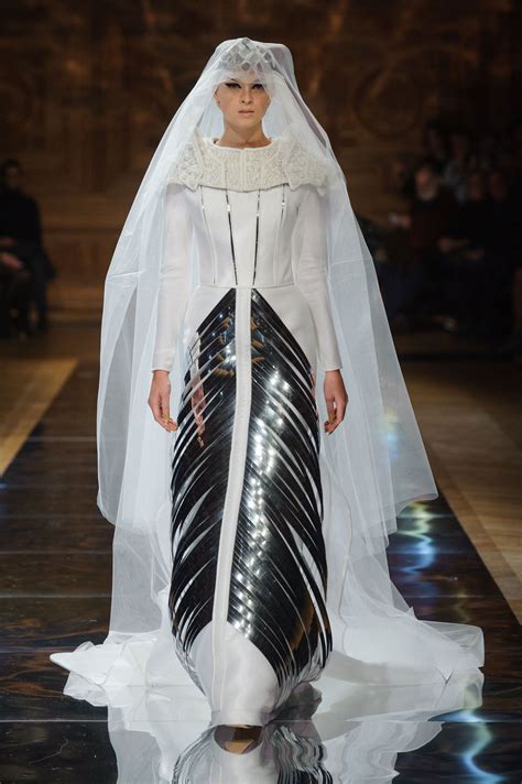 Unique robe de mariée futuriste romantique cinétique chez Carvallo