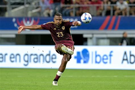 El Golazo De Salomón Rondón Desde Mitad De Cancha En Venezuela Canadá Que Se Candidatea A Ser El